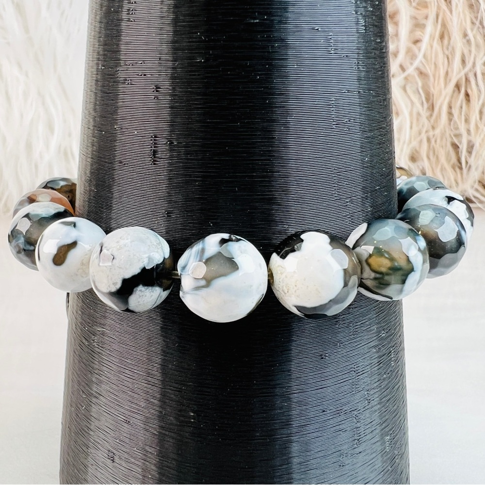 Bohemian chic beaded circle charm stretch bracelet - Picture 7 of 8